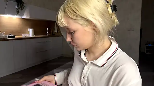 Snapshot of Emillema chatting on June 2026 10:34:02 PM Emillema online show from June 2026 10:34:02 PM