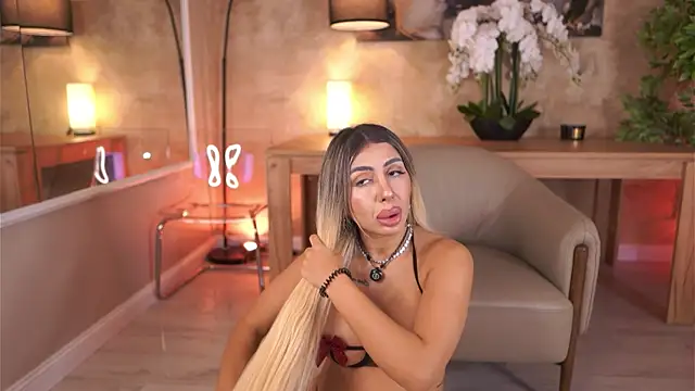 Snapshot of LucyyRosse chatting on July 2026 08:06:01 AM LucyyRosse online show from July 2026 08:06:01 AM