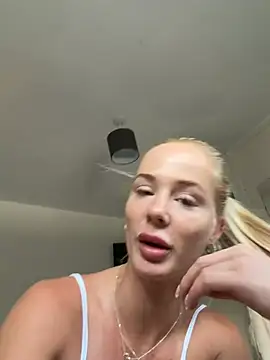 Snapshot of MilanMae chatting on June 2026 05:50:02 AM MilanMae online show from June 2026 05:50:02 AM