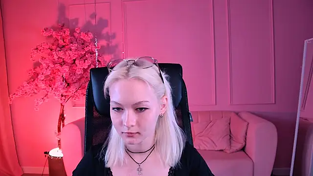 Snapshot of OliviaVale chatting on June 2026 09:56:01 AM OliviaVale online show from June 2026 09:56:01 AM