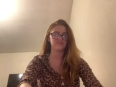 Redvelvetxx2 online show from June 2026 11:31:01 PM