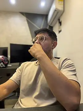 Snapshot of andrewlopezz chatting on July 2026 11:25:01 PM andrewlopezz online show from July 2026 11:25:01 PM