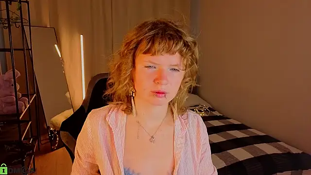 Snapshot of VioletDesiree chatting on July 2026 01:04:01 AM VioletDesiree online show from July 2026 01:04:01 AM