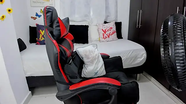 lucy007  online show from February 2025 07:04:02 PM