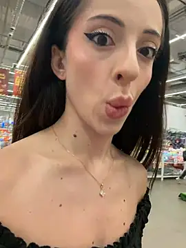 Snapshot of MoonLinaa chatting on July 2026 11:24:01 AM MoonLinaa online show from July 2026 11:24:01 AM