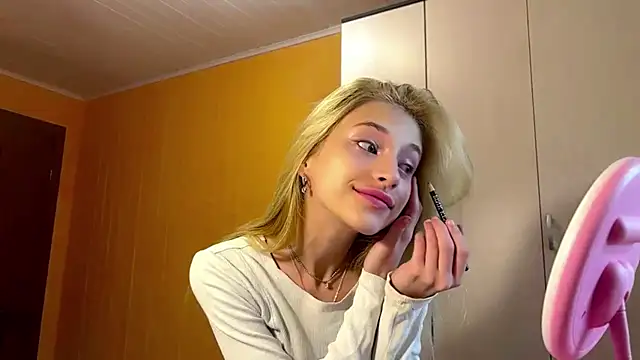 Snapshot of FiveFootBlonde chatting on July 2026 04:05:01 PM FiveFootBlonde online show from July 2026 04:05:01 PM