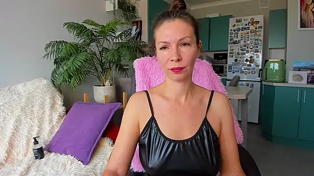 Snapshot of ChristinaGlory chatting on October 2025 09:21:01 AM ChristinaGlory online show from October 2025 09:21:01 AM