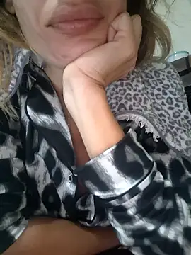 fammefatale1987 online show from November 2025 07:40:03 PM