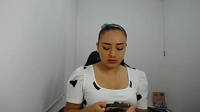 Snapshot of ReyleDoll chatting on December 2024 12:43:02 AM ReyleDoll online show from December 2024 12:43:02 AM