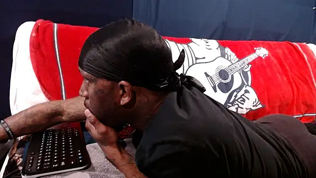 Snapshot of iBreakHeartz chatting on December 2024 01:25:01 AM iBreakHeartz online show from December 2024 01:25:01 AM