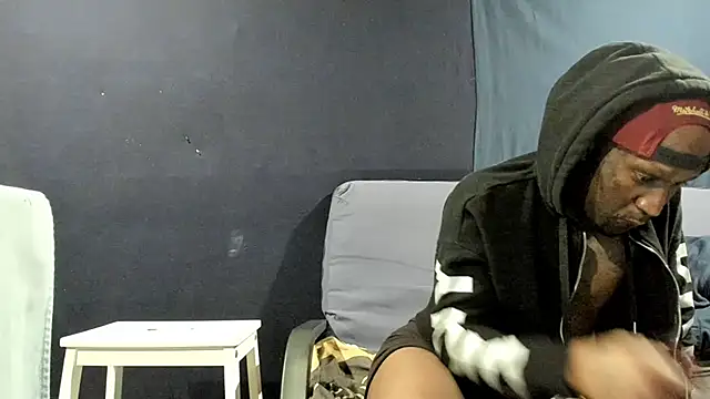 Snapshot of iBreakHeartz chatting on January 2025 03:05:01 AM iBreakHeartz online show from January 2025 03:05:01 AM