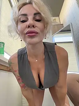 Snapshot of Hotnessi chatting on September 2025 11:04:02 AM Hotnessi online show from September 2025 11:04:02 AM