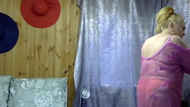 Snapshot of Emma52610 chatting on October 2025 07:28:01 AM Emma52610 online show from October 2025 07:28:01 AM