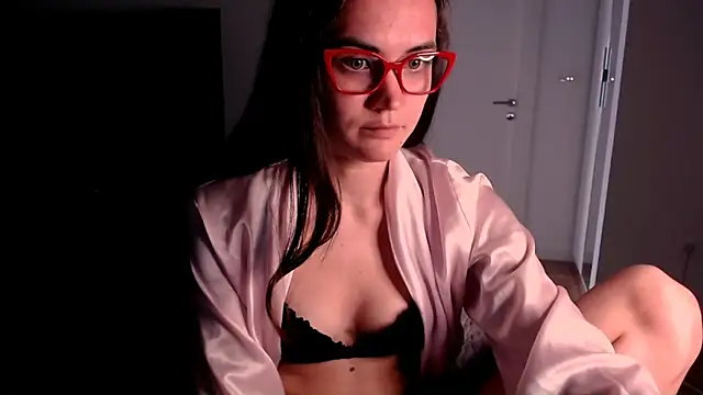 Snapshot of EvelynGG chatting on May 2026 11:27:02 AM EvelynGG online show from May 2026 11:27:02 AM