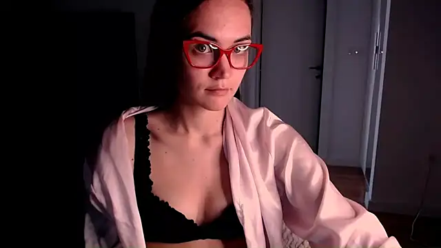 Snapshot of EvelynGG chatting on May 2026 10:10:02 AM EvelynGG online show from May 2026 10:10:02 AM