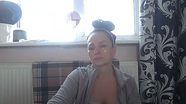 Snapshot of LindaStarS chatting on May 2026 04:28:02 AM LindaStarS online show from May 2026 04:28:02 AM