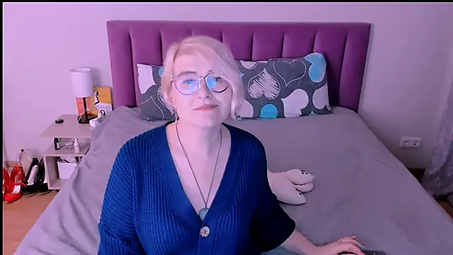 sabrinamacmarren online show from October 2025 07:00:01 PM