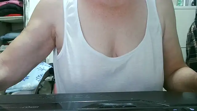 Snapshot of heidi60 chatting on October 2025 09:40:01 AM heidi60 online show from October 2025 09:40:01 AM