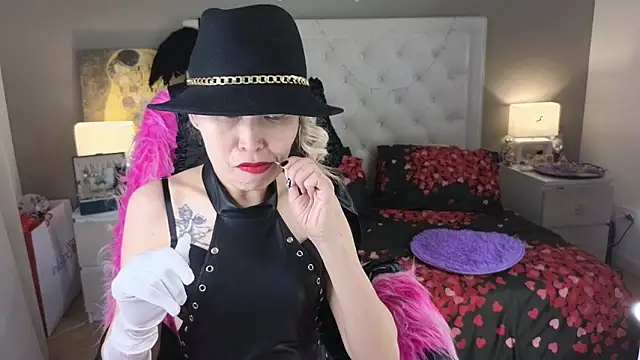 Snapshot of RoxalanaStar chatting on June 2026 10:54:02 AM RoxalanaStar online show from June 2026 10:54:02 AM
