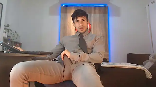 Andrew 4  online show from October 2025 01:07:02 AM