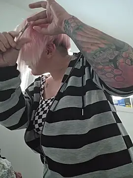 Snapshot of PinkTheHawk chatting on June 2026 04:38:02 AM PinkTheHawk online show from June 2026 04:38:02 AM