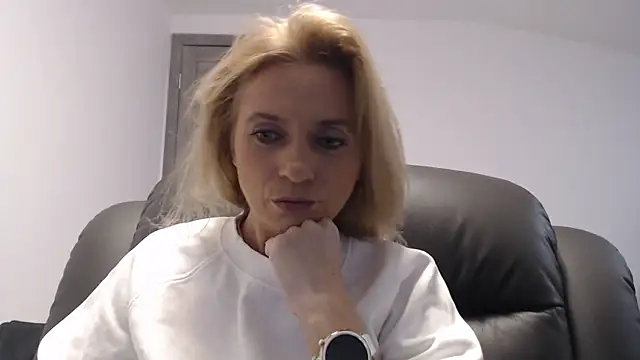 Snapshot of MysticCreature chatting on January 2025 05:19:02 AM MysticCreature online show from January 2025 05:19:02 AM