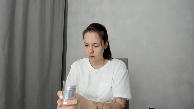 Snapshot of why_again_me chatting on February 2026 09:09:02 PM why again me online show from February 2026 09:09:02 PM