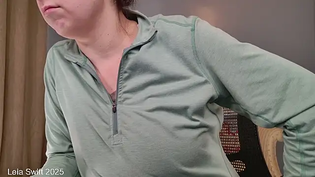 Snapshot of LeiaSwift chatting on February 2025 02:02:01 PM LeiaSwift online show from February 2025 02:02:01 PM