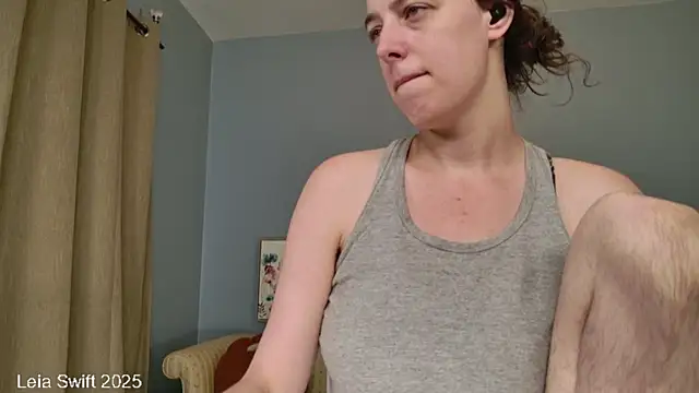 Snapshot of LeiaSwift chatting on October 2025 09:07:01 AM LeiaSwift online show from October 2025 09:07:01 AM