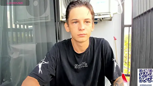 Snapshot of MiracleCam chatting on October 2025 12:00:02 AM MiracleCam online show from October 2025 12:00:02 AM