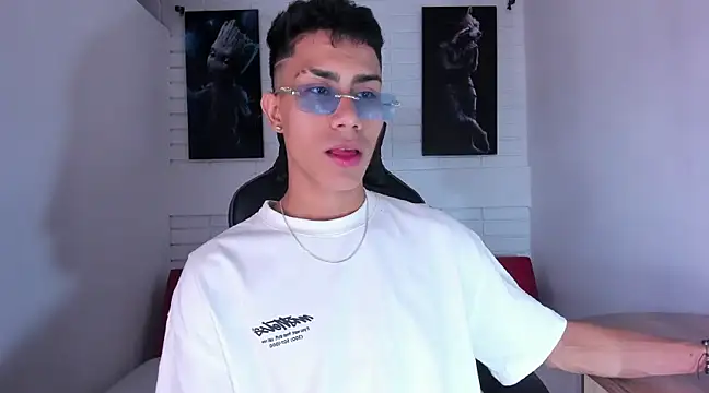 Snapshot of AlanNaughty chatting on December 2024 08:11:01 PM AlanNaughty online show from December 2024 08:11:01 PM