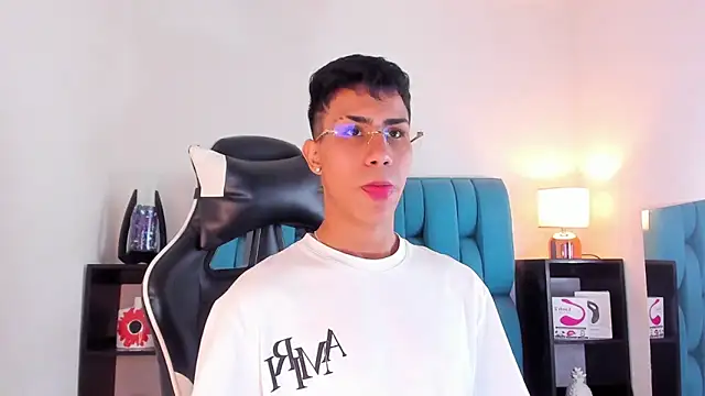 Snapshot of AlanNaughty chatting on January 2025 04:27:01 AM AlanNaughty online show from January 2025 04:27:01 AM