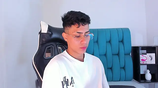 Snapshot of AlanNaughty chatting on February 2025 04:36:01 AM AlanNaughty online show from February 2025 04:36:01 AM