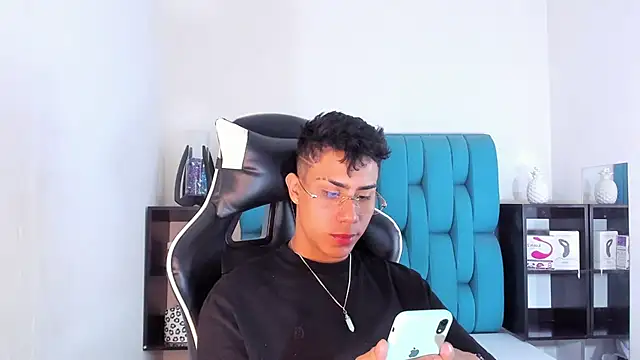 Snapshot of AlanNaughty chatting on February 2025 08:33:02 PM AlanNaughty online show from February 2025 08:33:02 PM