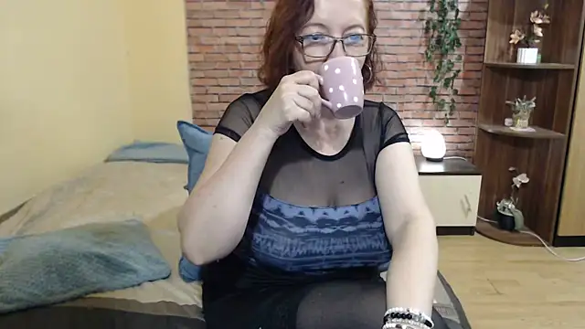 Snapshot of EvelyneFlirtyMilf chatting on May 2026 04:52:01 AM EvelyneFlirtyMilf online show from May 2026 04:52:01 AM