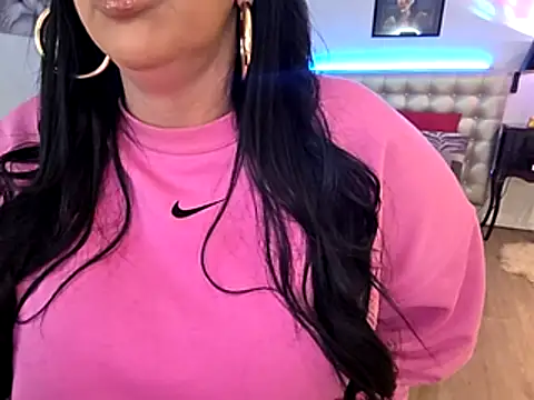 Snapshot of TiffanyRoxx chatting on November 2025 07:05:02 PM TiffanyRoxx online show from November 2025 07:05:02 PM