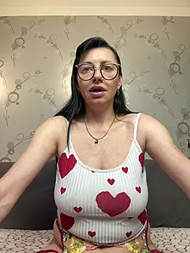 Snapshot of Amberhotqueen chatting on May 2026 10:11:02 AM Amberhotqueen online show from May 2026 10:11:02 AM
