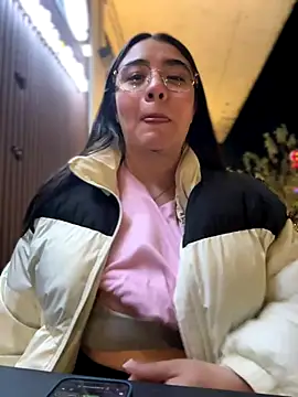 vaneelee online show from November 2025 04:02:02 AM