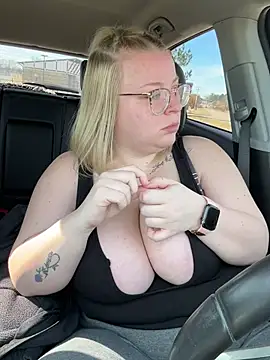 Snapshot of Blondiee_x chatting on December 2024 06:53:02 PM Blondiee x online show from December 2024 06:53:02 PM