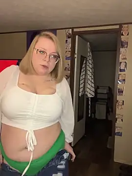 Snapshot of Blondiee_x chatting on February 2025 02:31:01 AM Blondiee x online show from February 2025 02:31:01 AM