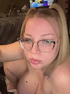 Snapshot of Blondiee_x chatting on February 2025 07:03:01 PM Blondiee x online show from February 2025 07:03:01 PM