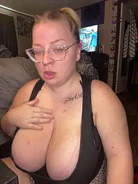 Snapshot of Blondiee_x chatting on September 2025 05:57:02 PM Blondiee x online show from September 2025 05:57:02 PM