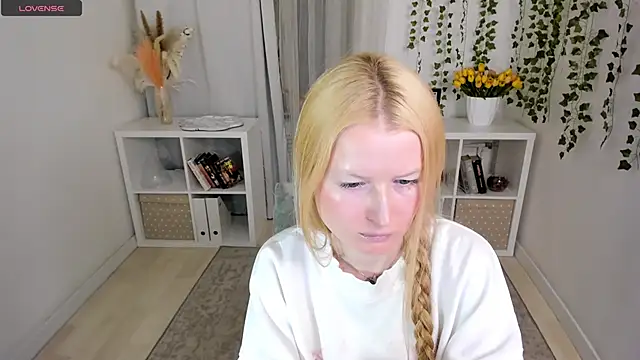 Laly Peach online show from April 2026 01:13:02 PM