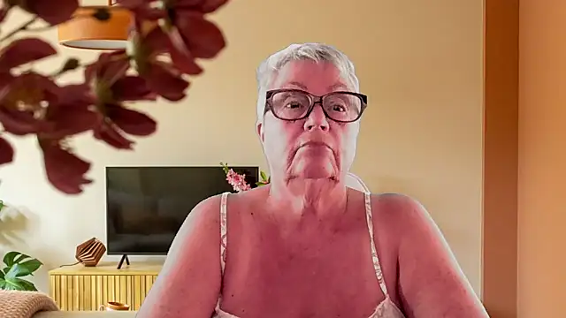 GrannyChrissy68 online show from February 2026 05:38:01 PM