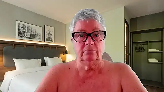 GrannyChrissy68 online show from April 2026 09:17:02 PM