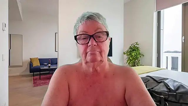 GrannyChrissy68 online show from April 2026 12:33:01 PM
