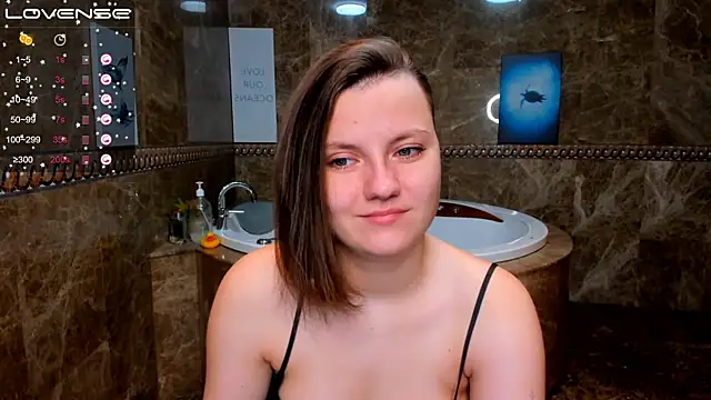 Snapshot of MelindaTin chatting on October 2025 12:11:02 AM MelindaTin online show from October 2025 12:11:02 AM