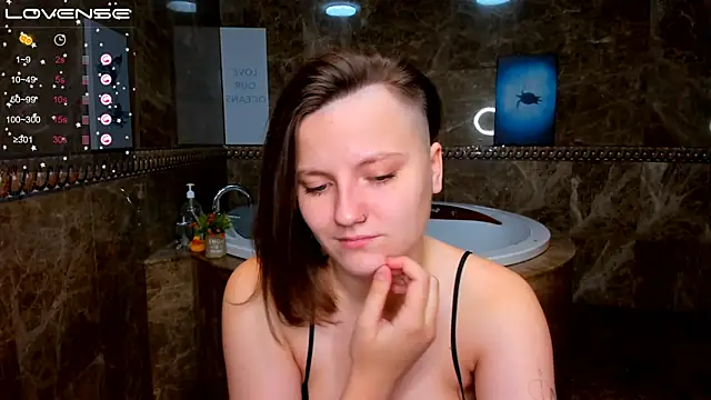 Snapshot of MelindaTin chatting on November 2025 01:06:01 AM MelindaTin online show from November 2025 01:06:01 AM