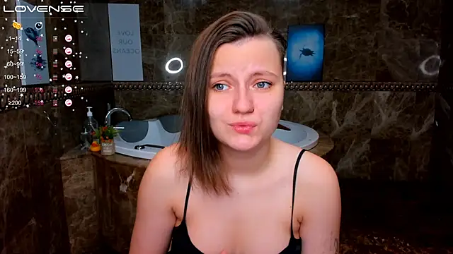 Snapshot of MelindaTin chatting on November 2025 12:20:01 AM MelindaTin online show from November 2025 12:20:01 AM