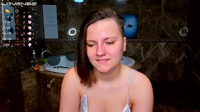 Snapshot of MelindaTin chatting on November 2025 12:43:01 AM MelindaTin online show from November 2025 12:43:01 AM